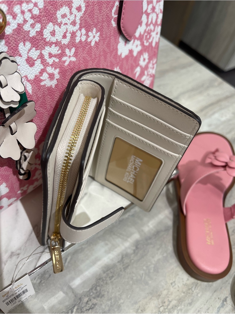 Michael Kors Jet Set Travel Med MK Logo Debossed Bifold Wallet
Light Cream
NWT - Picture 10 of 16